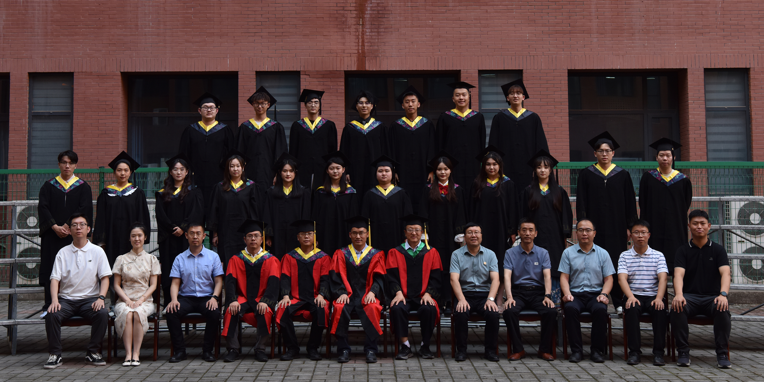 伟德体育官网2024届环境科学（中外合作办学）202班毕业留念.jpg