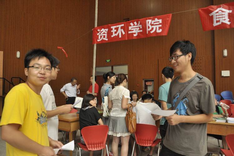 伟德体育官网热烈迎接新生入学1.jpg